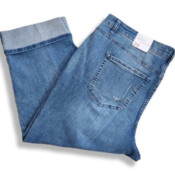 Lane Bryant Distressed Blue Cropped Flower Embroidered Detail Denim Sz 20 - Picture 8 of 16